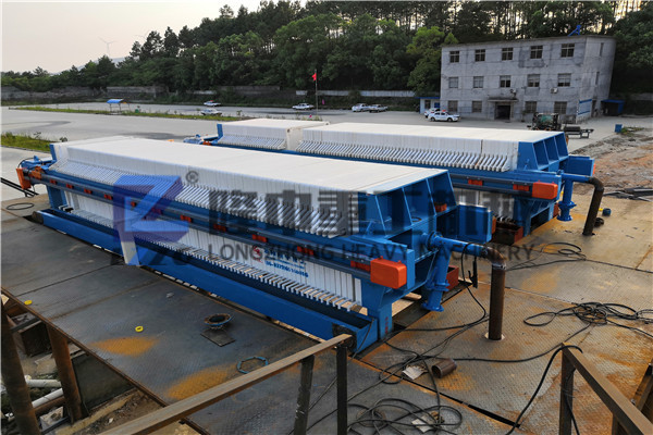 廂式壓濾機正常工作需要過濾室實現(xiàn)密閉