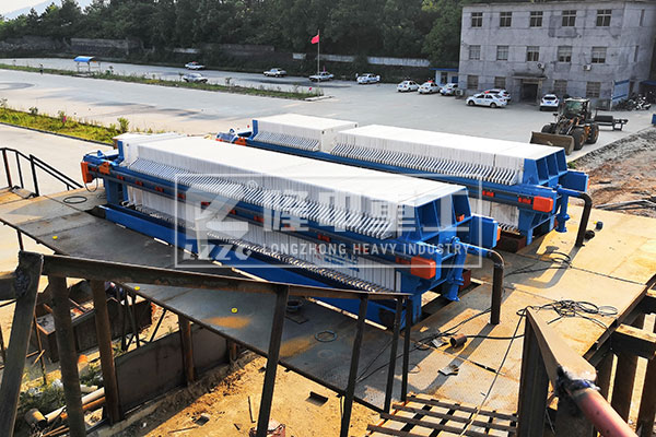 污泥板框壓濾機設(shè)備，靠濾板能處理掉水雜質(zhì)么？