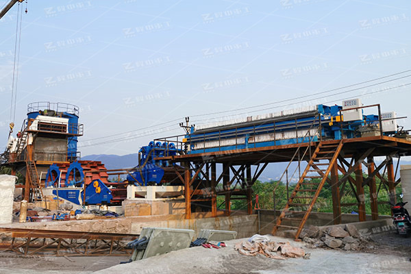 污泥壓濾機運行過程中，要正確控制運行設(shè)備